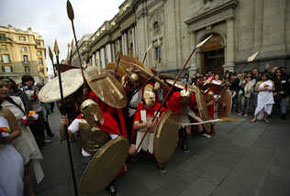 Estudiantes chilenos disfrazados de soldados espartanos protestan en las calles de Santiago