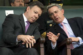 Juan Manuel Santos (I) y Alvaro Uribe conversan en agosto del 2010 
