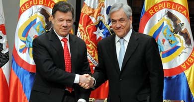 Juan Manuel Santos (i) junto a Sebastián Piñera. 