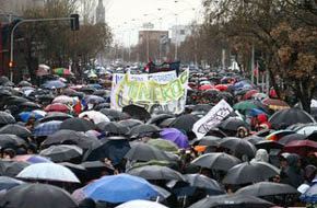 La 'Marcha de los paraguas' desafió el intenso frío reinante...