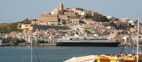 El yate ´Turama», fondeado en Ibiza en verano de 2007
 (Foto: Hipólito Guillén)