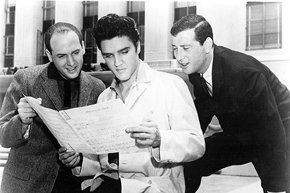 Jerry Leiber, a la derecha, junto a su colega Mike Stoller y el ''rey del rock'' en 1957, durante sus años de gloria. 