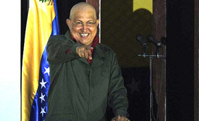 Chávez saluda desde el balcón del Palacio de Miraflores.