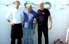 Nuestro colaborador Quino Moreno (c), con el director Juan Herrera (d), y el Chef de MOOD a la izquierda de la imagen