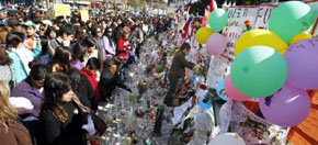 Cientos de personas frente a las puertas de TV Nacio0nal, rindieron homenaje a los profesionales de esa casa televisiva fallecidos en el siniestro