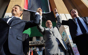 Nicolás Sarkozy junto al líder de la transición Mustafá Abdeljalil y David Cameron, en Trípoli, este jueves

