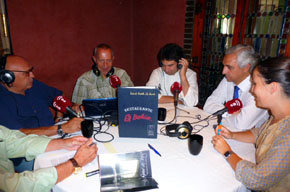 Un momento de la emisión, con Quino Moreno, Enrique Lozano, Pepe Rodríguez Rey y el alcalde y concejala de Turismo de Illescas