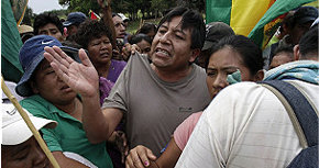 Canciller Choquehuanca, 'retenido' por los manifestantes...