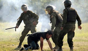 Antidisturbios golpean a un nativo en Rurrenbaque. 