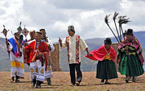 Evo y los indigneas bolivianos en una ceremonia ritual. Eeran otros tiempos...