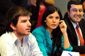 Lla presidenta de la Federación de Estudiantes de la Universidad de Chile (FECH), Camila Vallejo, la centro de la imagen.