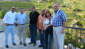 Miembros de AMPRETUR en la visita a la Bodega Vía Romana de Viña Sacra