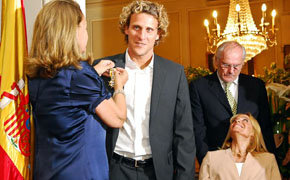 Forlan  condecorado por España