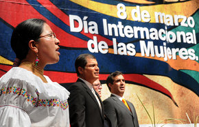 El gobierno de Rafael Correa (c), impulsa políticas de erradicación de la violencia machista en Ecuador