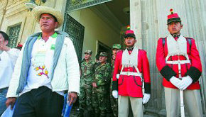 Los indígenas obligan a Evo Morales a parar la carretera de la reserva natural
 