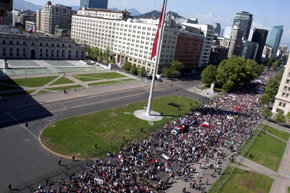 En Chile, cientos de miles de personas salieron a las calles de Santiago y otras ciudades...