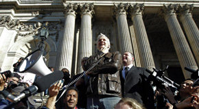 Julian Assantge, el fundador de Wikileaks, participó en la manifestación de Londres...