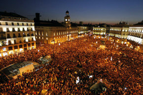 Los 'indignados' de Madrid volvieron a repletar la Puerta del Sol en otra jornada histórica...