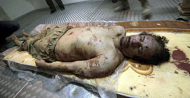 El cadáver de Gadafi, expuesto en Misrata

