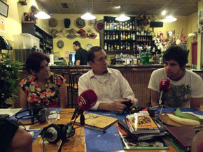 De (i) a (d) Elizabeth Delago, Félix Rodríguez y Diego Sánchez, durante la tertulia...