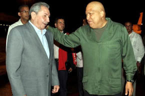 Hugo Chávez (d), recibido por Raúl Castro a su lelgada a La Habana