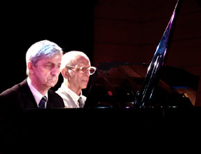 Juan Mendívil (d) y Dimitar Kanorov (i) durante el recital celebrado el día 21 de Octubre en el centro Cultural Galileo, en Madrid.
 (Foto: Lazarina Kanorova)