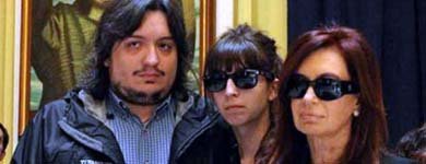 Máximo Kirchner (i), junto a su hermana Florencia (c) y su madre, la presidenta de Argentina, Cristina Fernández (imagen de archivo)