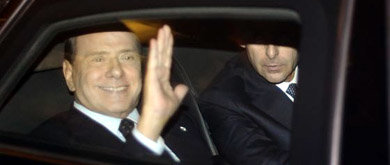 El primer ministro italiano Silvio Berlusconi sale del palacio presidencial, tras presentar formalmente su dimisión. 