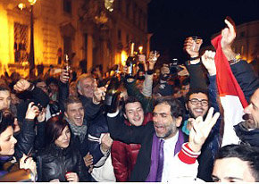 Italianos celebrando espotáneamente, la salida de Silvio Berlusconi