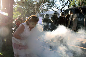 Manifestantes contrarios al homenaje a Krasnoff se enfrentaron a la policía...