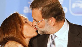 Rajoy besa a su esposa después del triunfo...