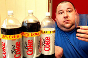 Un hombre en Inglaterra confiesa que se toma 18 latas de Coca-Cola Light al día