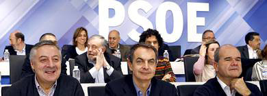 Zapatero achaca la derrota del PSOE a la crisis y Rubalcaba ofrece su programa para hacer oposición