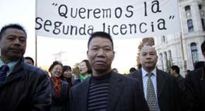 Comerciantes chinos se concentran en Madrid para que se les permita vender alcohol
 