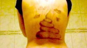 Un novio despechado tatúa a su ex un enorme excremento en la espalda por serle infiel