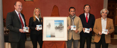 De (i) a (d): Antonio Cáceres, Pilar Lacasta, Ricardo Suárez, Eduardo García y Luis Garduño con el cd y el cartel de 'Los Gozos de diciembre 2011 de Cajasol'
