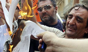 Trabajadores protestan contra el gobierno griego en septiembre pasado (imagen de archivo)