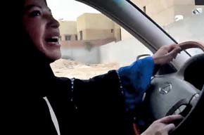 Una mujer saudita conduce un coche pese a la prohibición