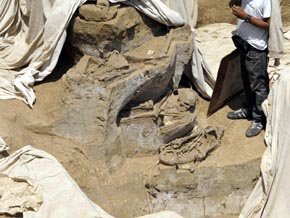 Arqueólogos peruanos hallaron una gran tumba con los restos de 60 personas sacrificadas hace más de mil años