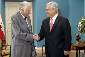 El presidente Pilñera saluda al ex presidente Aylwin al recibirlo en la Moneda