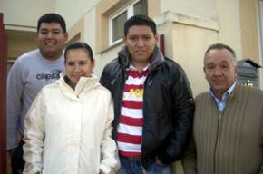 Luis Gerardo, Karen Brun y Armando Yapura junto al vecino de Venialbo Ángel Albarrán.  
 (Foto: S. R)