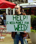 El 'hombre hierba' (Weed man) sosteniendo su cartel en Nueva York 