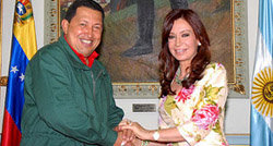 Hugo Chávez y la presidenta de Argentina Cristina Fernánderz en una imagen de archvio. ambos padecen cáncer.
