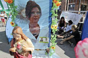 Varios seguidores de la presidenta rezan por ella en las calles de Buenos Aires