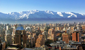 Santiago, la capial de Chile con la majestuosa cordillera de Los Andes, al fondo.