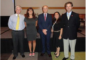 De (i) a (d), Guillermo correa, Pdte. de ACHET, Andrea Wolleter, Grte Gral. de Turismo-Chile, Jonathan Stamell, expositor del Seminario, Lorena Arriagada, Grte. Gral. de ACHET y Alvaro Castilla, directo Nac. de SERNATUR.