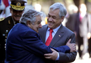 Los presidentes Sebastián Piñera, de Chile (d), y José Mujica, de Uruguay