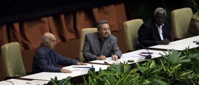 Raúl Castro (c), y el segundo secretario del Comité Central del Partido, José Ramón Machado Ventura 
