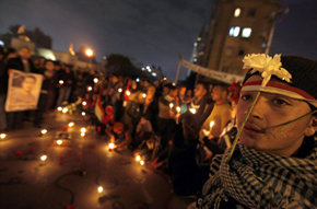 Ciudadanos egipcios participan en una vigilia conmemorativa del primer aniversario de la revuelta que acabó con el régimen de Mubarak, este sábado, en El Cairo. 