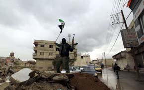 Un desertor del Ejército sirio agita una bandera independiente siria en Saqba, a las afueras de Damasco. 